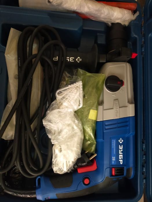 Перфоратор с двумя сменными насадками.