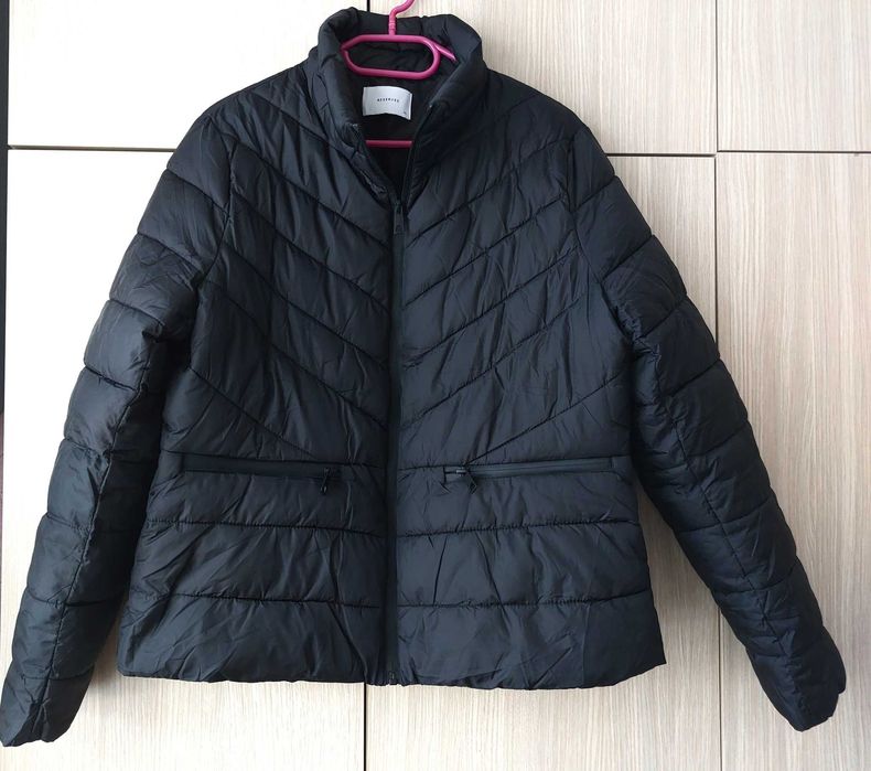 Дамско черно преходно яке отговаря на размер ХЛ