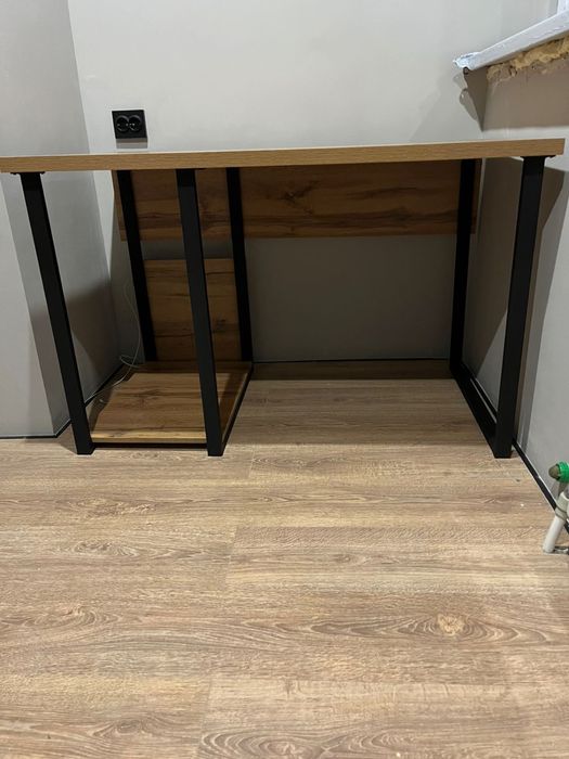 Компьютерный большой стол с полками