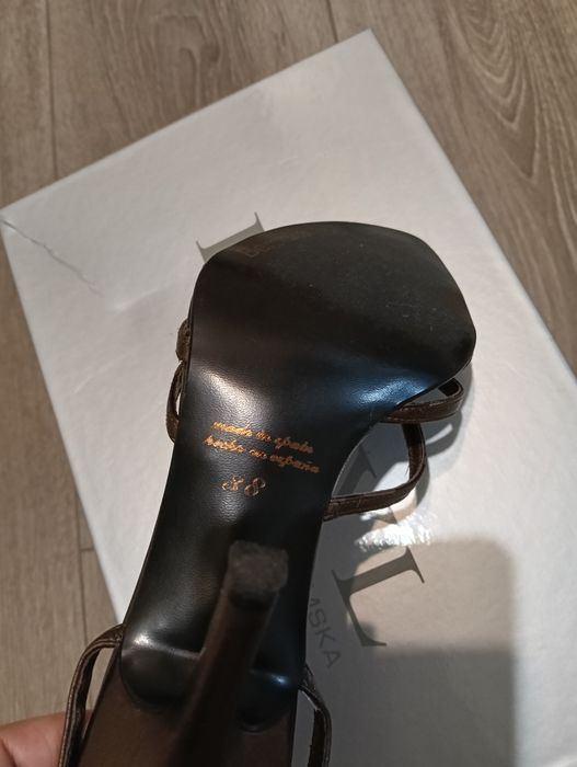 Vând sandale de ocazie Bershka, nuanță de bronz