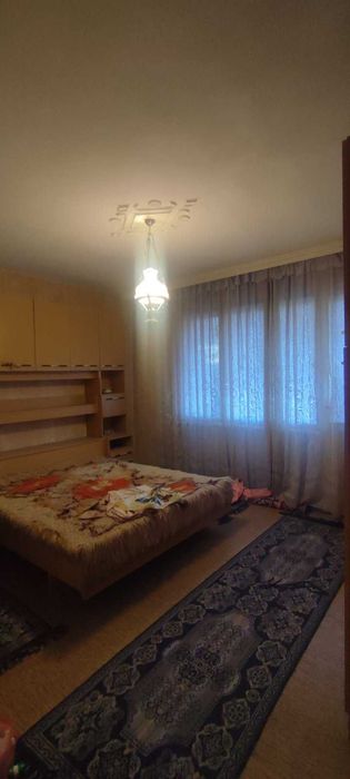 Продава се просторен етаж от къща (120 кв.м) с двор, гараж и таван в района на Месокомбината, гр. Асеновград