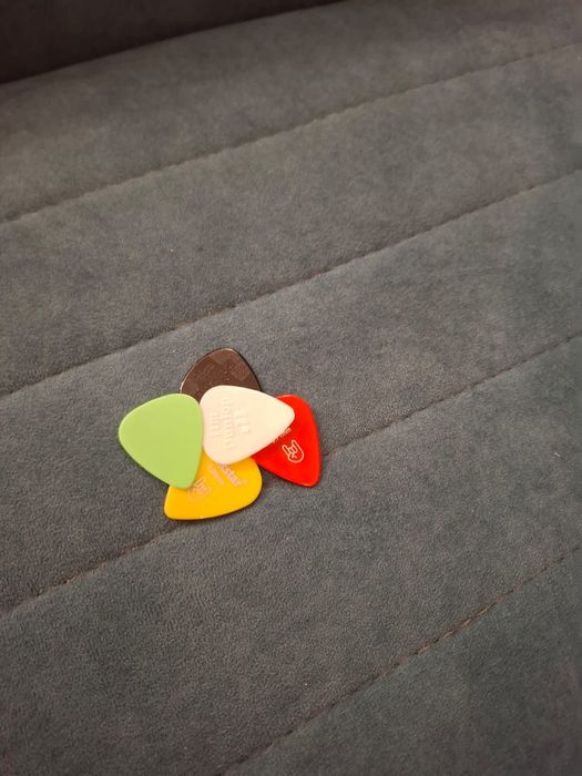 НОВАЯ: Продам Электрогитару,торг