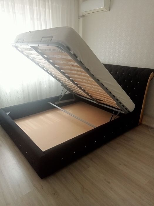 Двухспальная кровать с матрасом