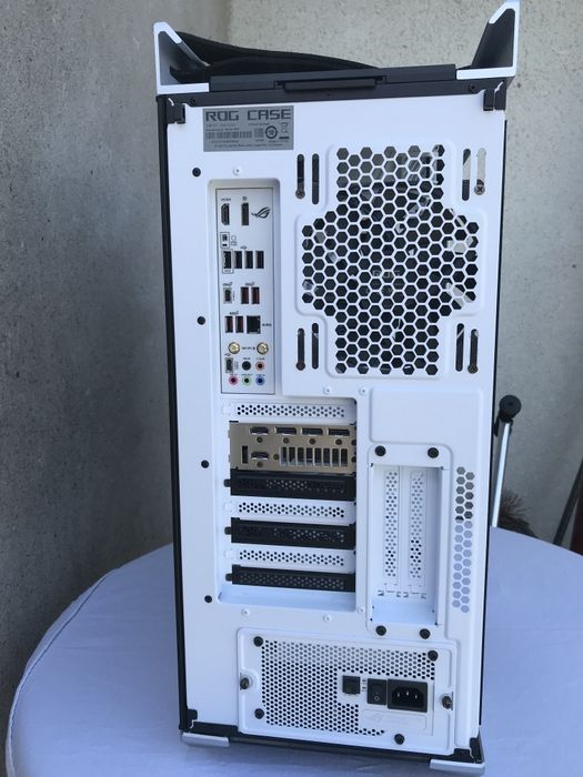 Висок  клас Геймърска кутия asus rog helios strix white edition atx