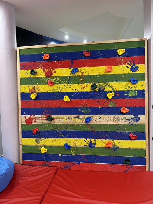 Шарена стена за катерене