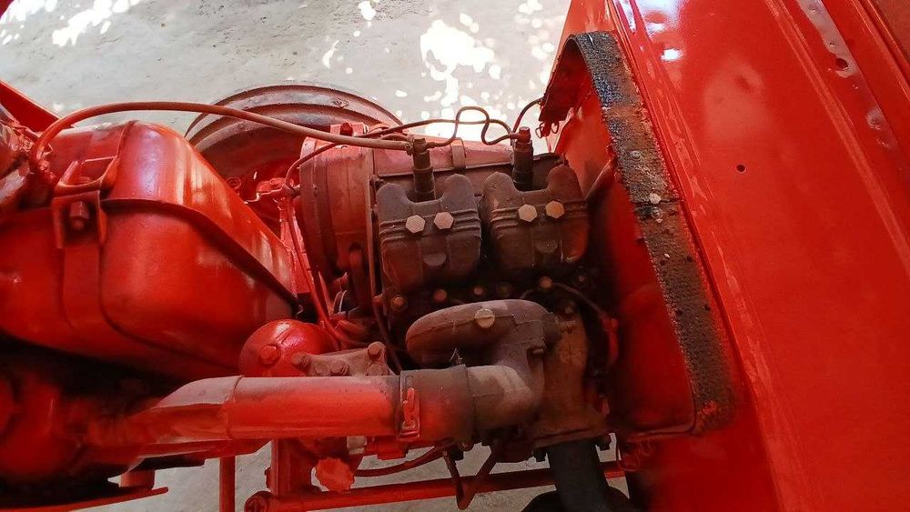Traktor T25. Qizil rangli, ideal holatda