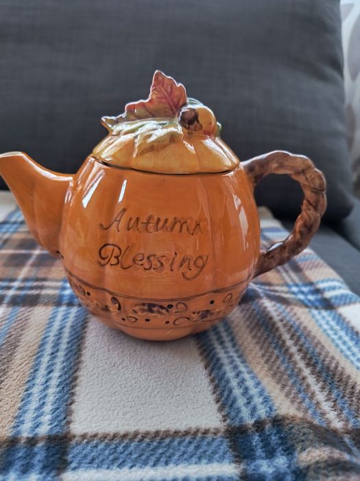 Декорации, чайник, коледен свещник, коледни чаши