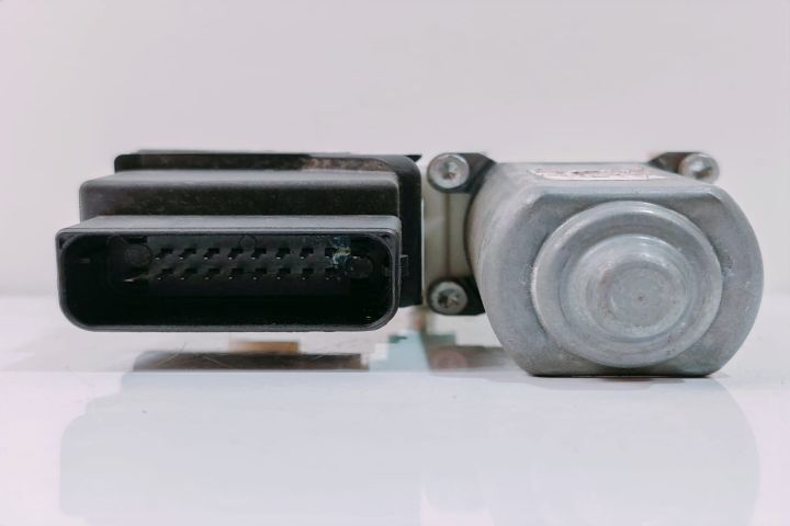 Motoras Macara  Dreapta Spate  975281200 / 3C9959704 Volkswagen VW Pa