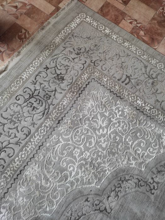 Ковер новый шелковый