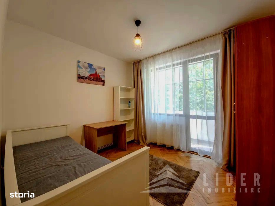 Apartament 3 camere decomandat, etaj 1, parcare in curte.