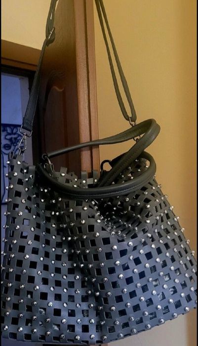 Графитена чанта от кожена мрежа с метални елементи и плюшен несесер