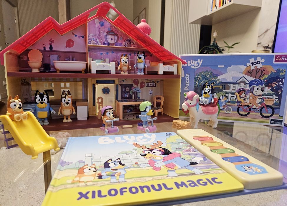 Set  Bluey - Casa familiei cu 9 figurine, Carte Xilofon, Puzzle Bluey