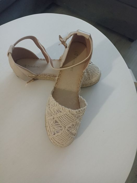 Steve Madden номер 38черни  ,обувки , маратонки ,сникарси ,еспадрили висок ток прозрачни