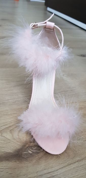 Sandale cu puf marimea 37