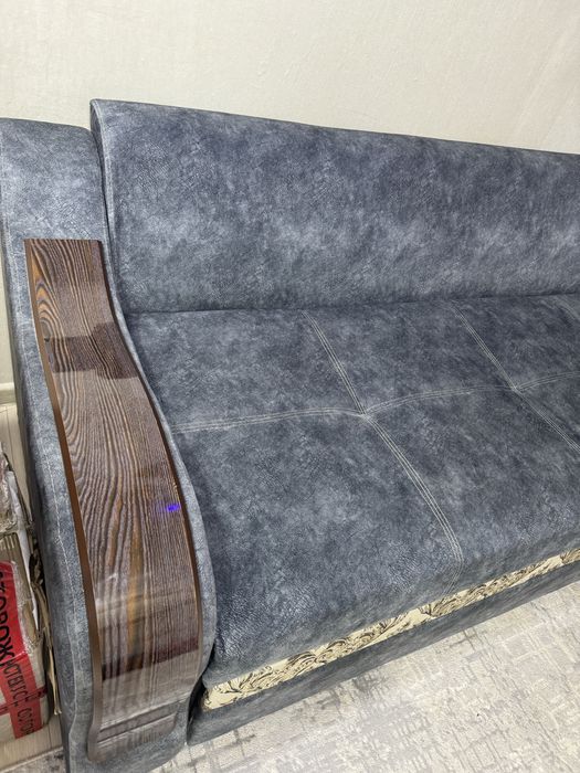 диван с 3 подушками