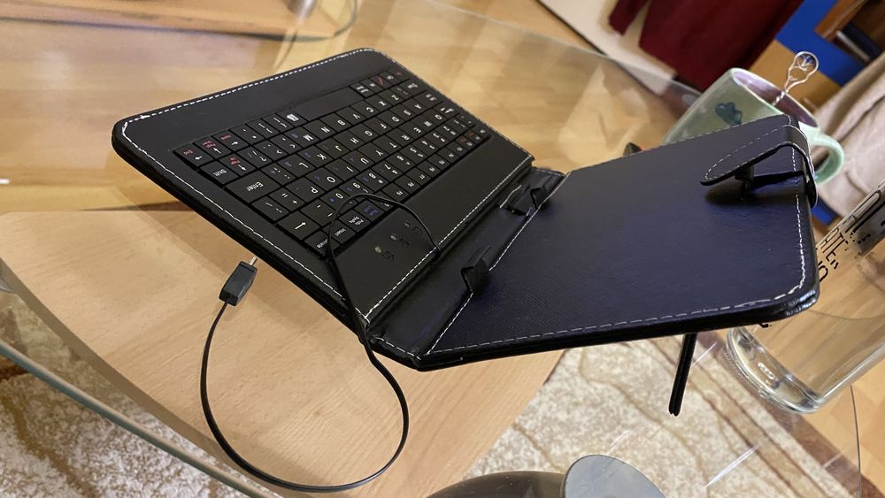 Husă tabletă cu tastatură