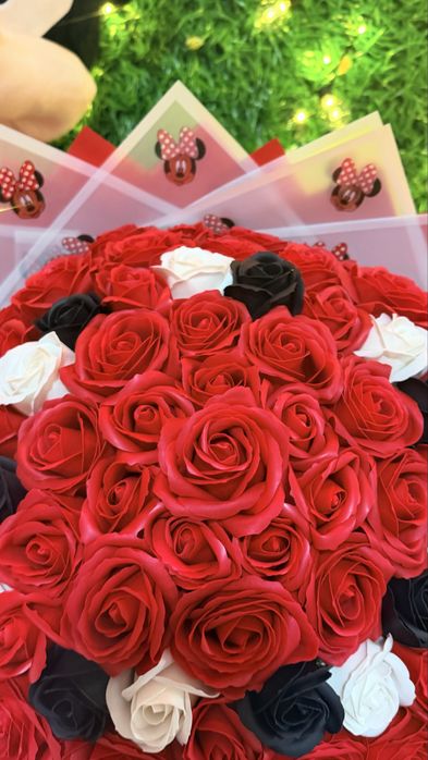 Pachet cadou Minnie Mouse uriașă și buchet 101 trandafiri