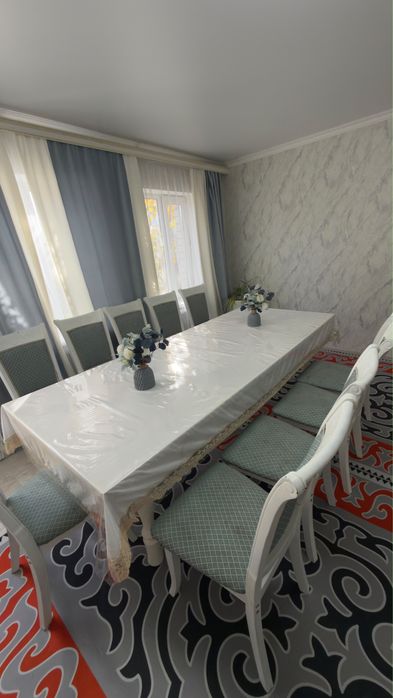 Продам два стола со стульями
