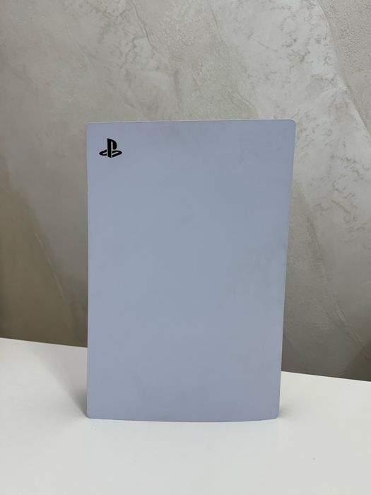 PS5 в добро състояние, с два чойстик добро състояние