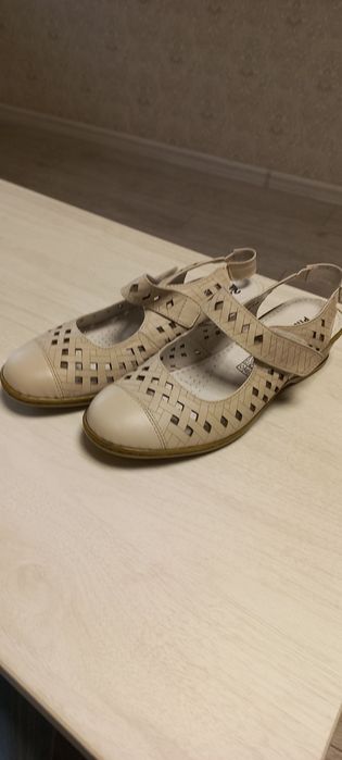Босоножки кожаные