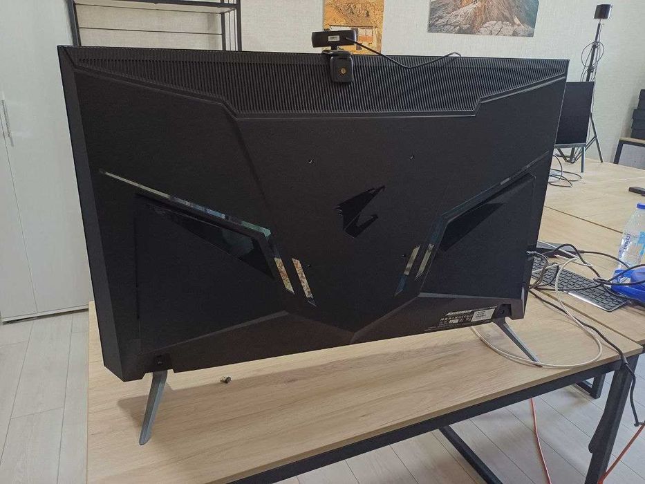 Монитор GIGABYTE AORUS FV43U с экраном QLED 43 дюйма.