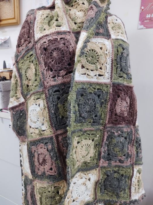 Плетен шал на една кука