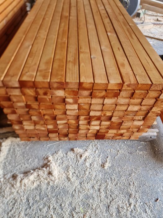 Изработва детайли за пейки и огради