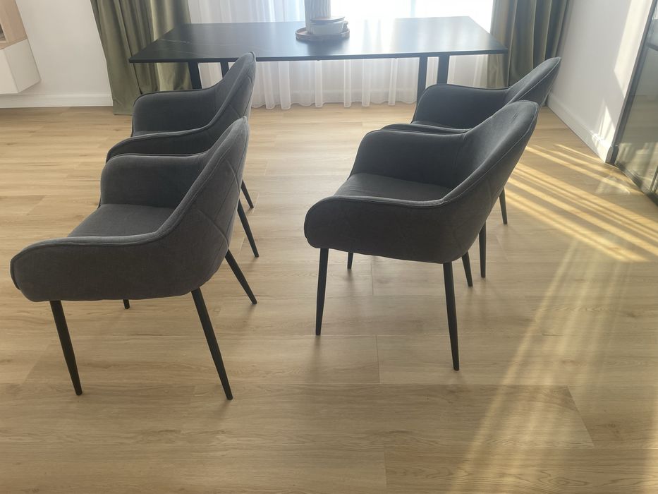 Scaune tapitate dinning/ living gri inchis cu picioare metalice negre