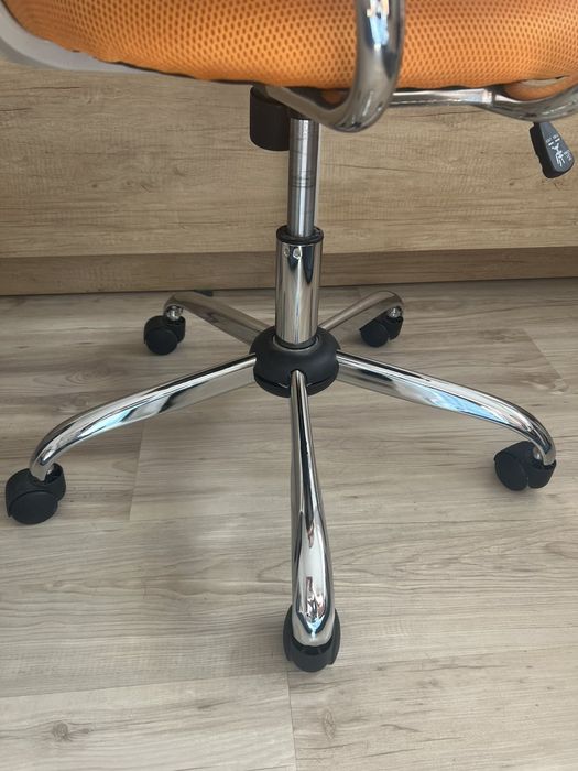 Оранжев стол с колелца