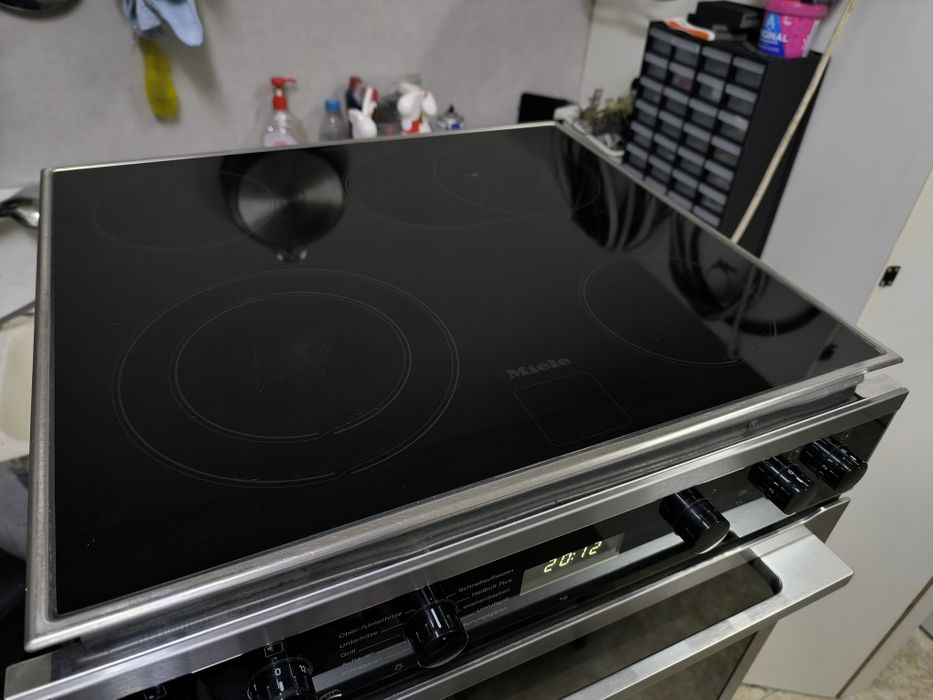 Фурна с котлони Miele H6160E - 76литра  с функция пара.