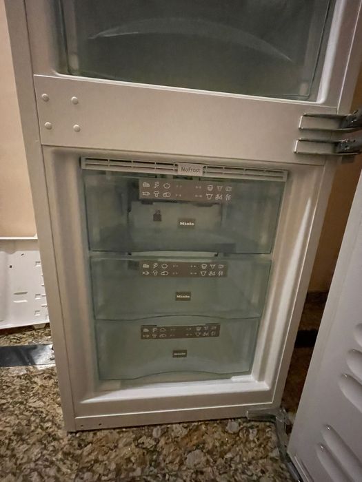 Хладилник с фризер Miele ,No Frost ,за вграждане