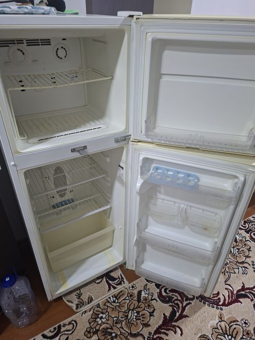 Холодильник сотилади