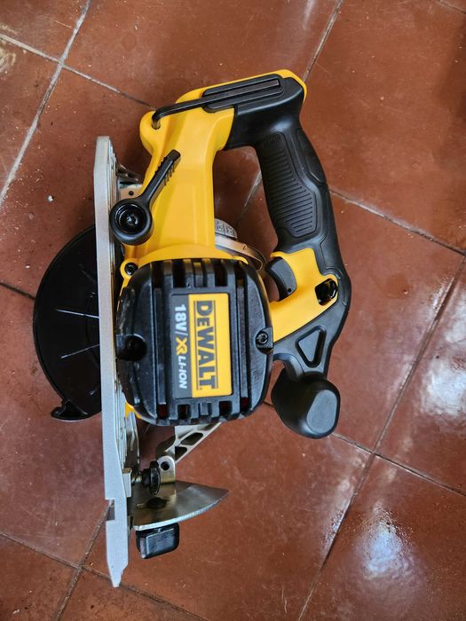 Акумулаторен ръчен циркуляр DeWALT DCS391, 18 V,  без батерия и заряднo