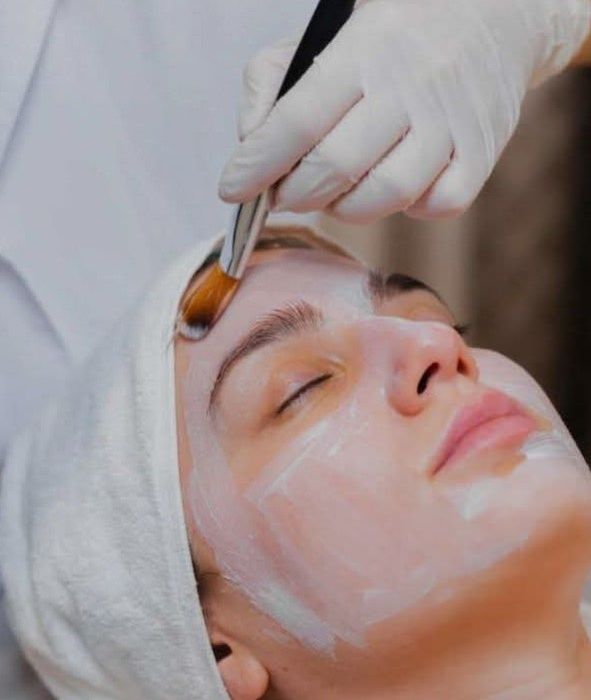 Scapă de Stres și Revitalizează-ți Tenul – Masaj & Tratamente Faciale