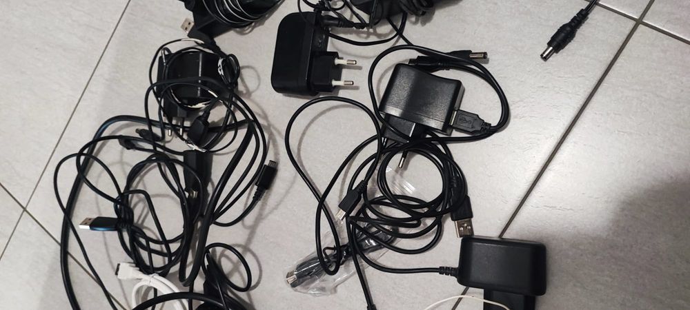 Incarcatoare  diverse cabluri si casti