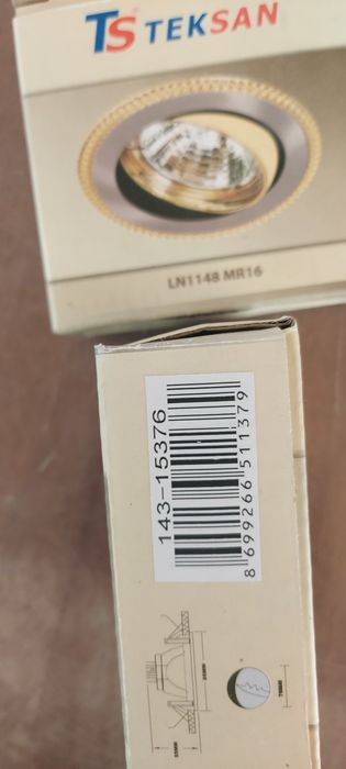 Продам споты 3шт и люстры