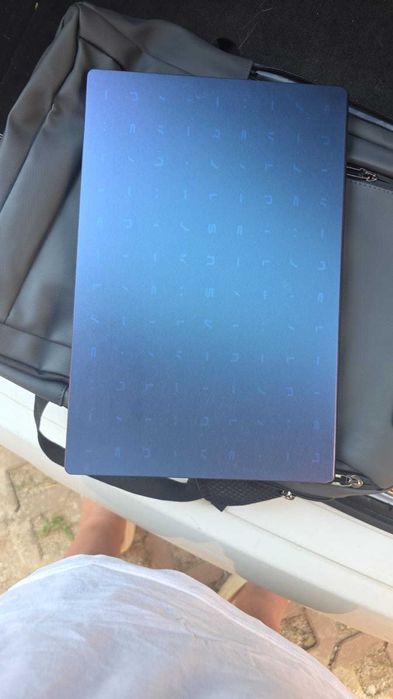 Vând laptop ASUS E410MA, în stare foarte bună, folosit ocazional.