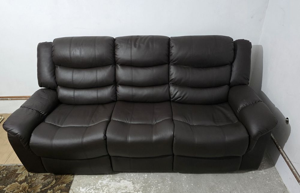 Canapea cu recliner și suport pentru picioare impecabilă - ca nouă