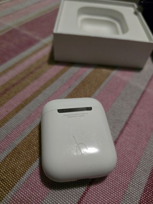 Apple Airpods 2 si doua huse