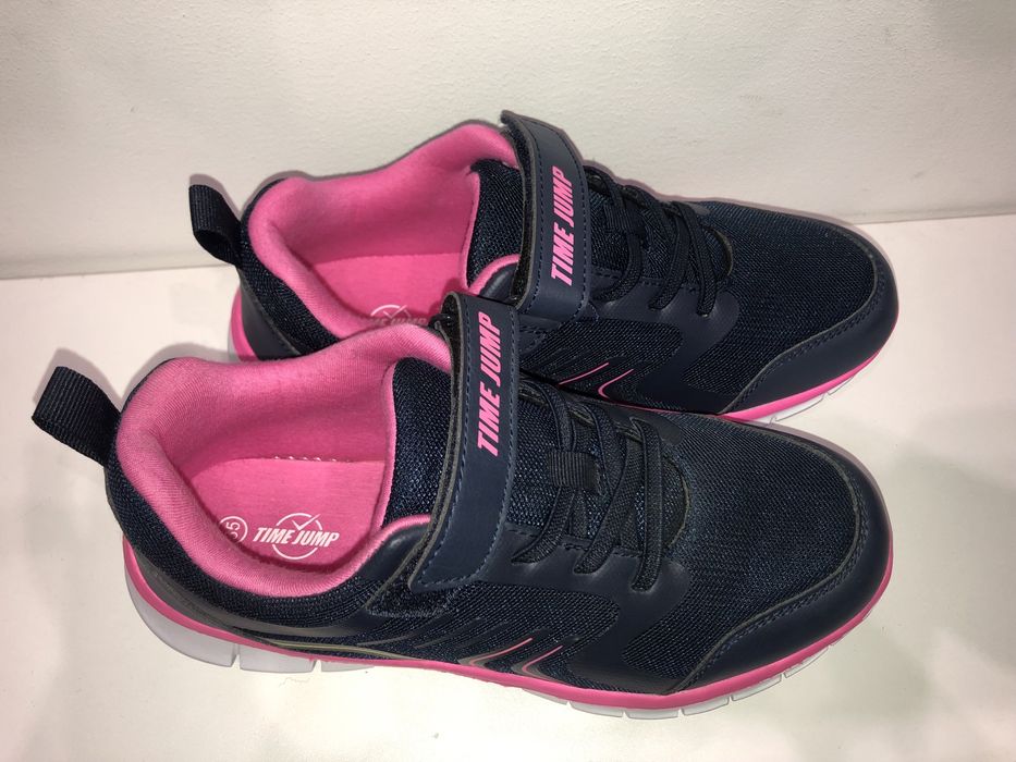 Новые. Качественные кроссовки.