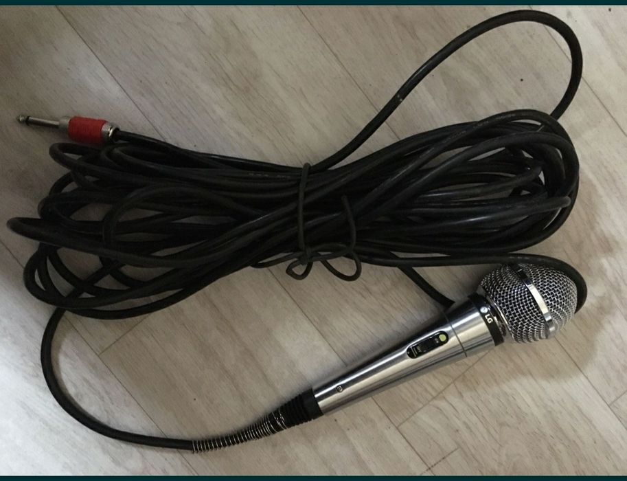 Срочно продаю микрофон LG и Микролаб модель А6300