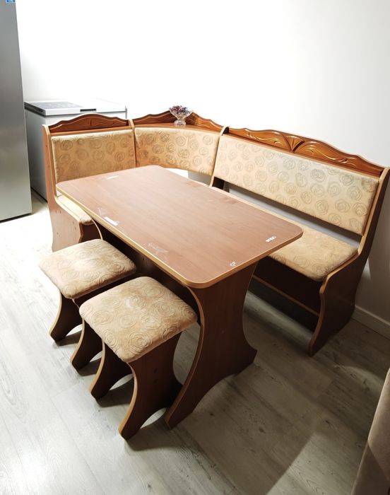 Кухонный стол с диваном и табуретками