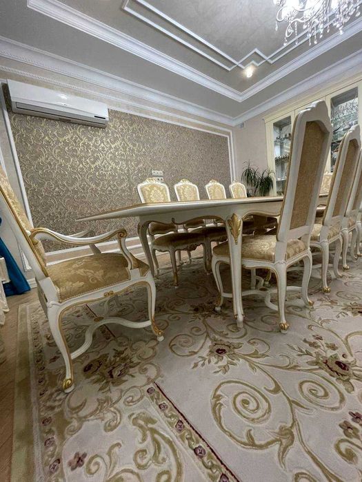 Стол и стулья для гостиной