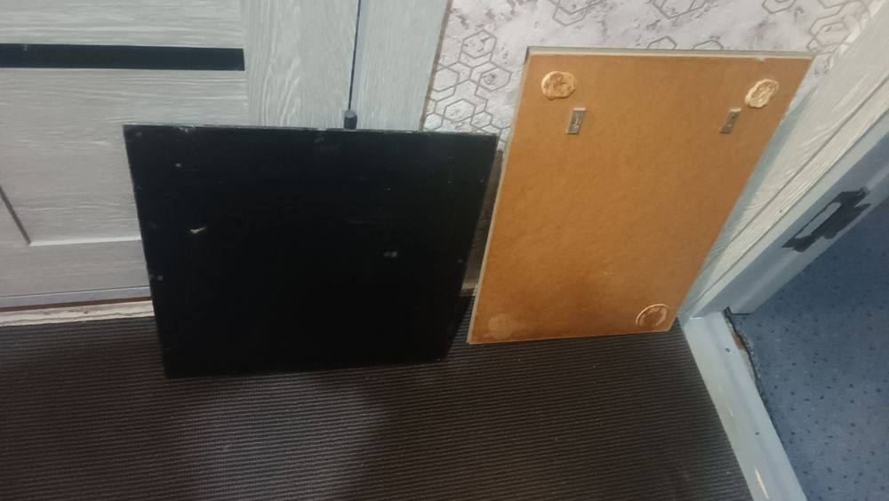 Продаются зеркала советские, в нормальном состоянии.