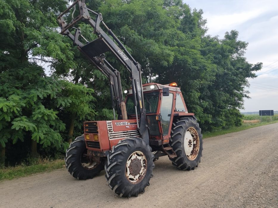 Tractor Fiat Agri 100-90 cu încărcător frontal.