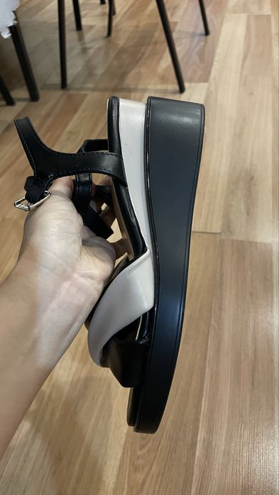 Обувь на подошве летнее