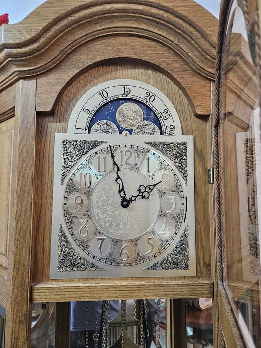 Ceas de podea vitrina Interclock cu pendul, stil olandez, aspect elegant