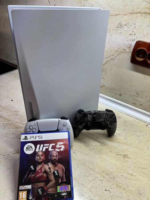 PlayStation 5 Disc Edition+UFC 5