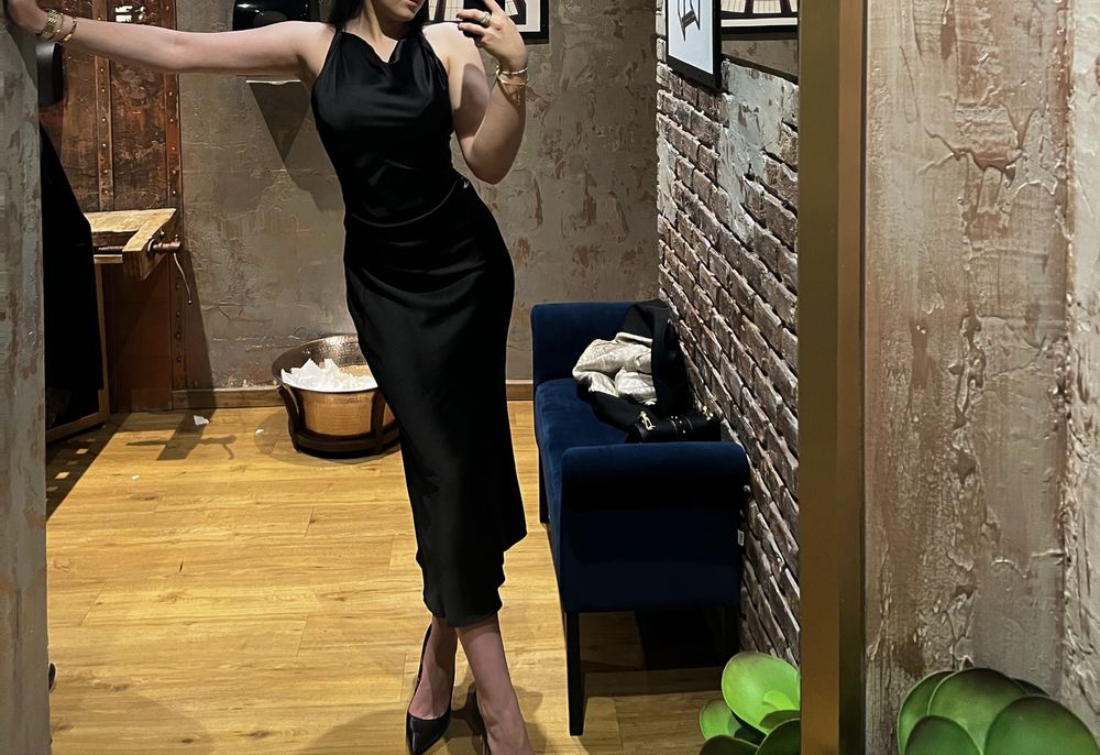 Черна сатенена рокля с подчертана талия Zara