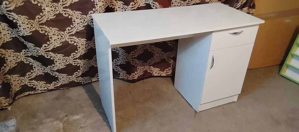 Стол с тумбочкой